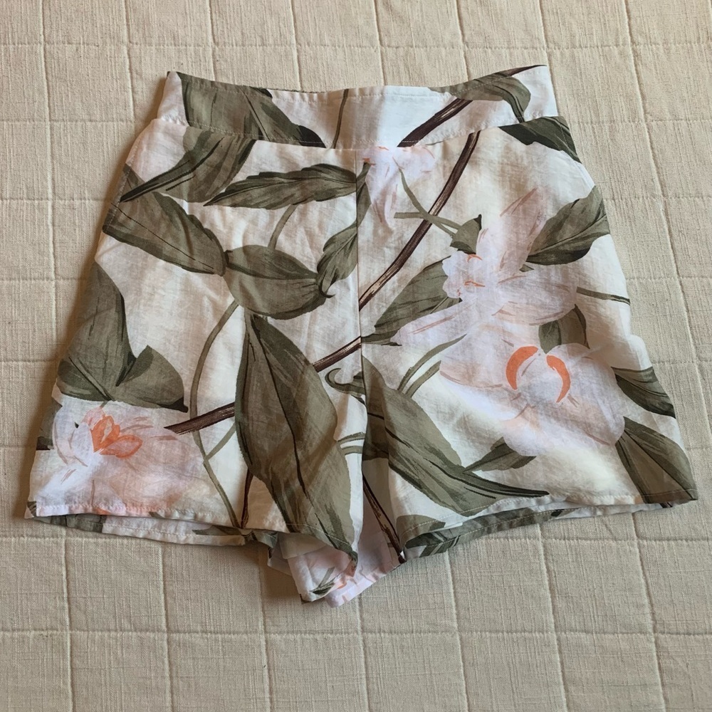 NWT Express Palm Leaf Dress Shorts Size XS